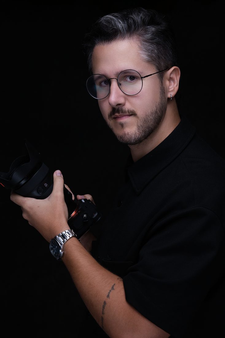 Pedro Venancio dirigindo um ensaio em estúdio